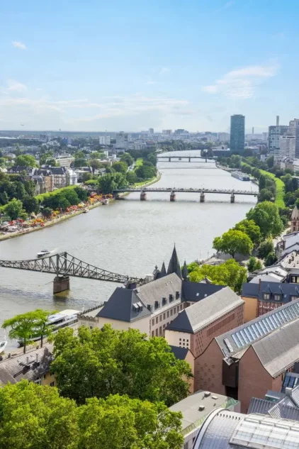Flussansicht in Stadt mit mehreren Br&uuml;cken von oben fotografiert