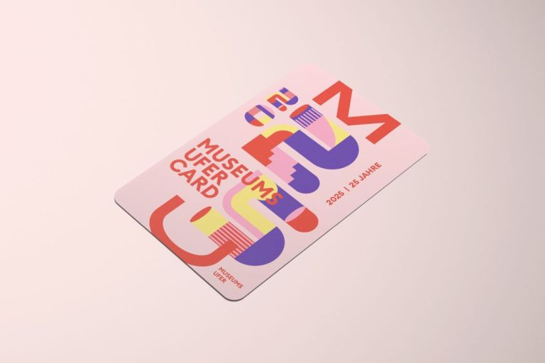 Die rosa MuseumsuferCard mit dem Aufdruck zum 25. Jubiläum mit einer bunten, kleinen Zahl 20 und einer großen 25 der Karte liegt auf rosa Untergrund